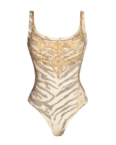 Three quarter back of model in Brazilian Pammy - Tiger Chain
