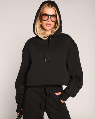 Model wearing Model wearing Convertible Fleecey - Black cropped at the medium length