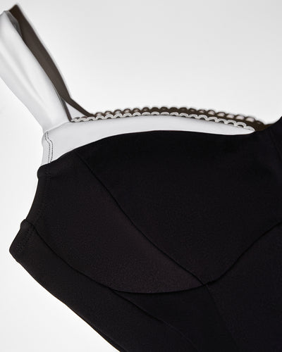 Close up detail shot of Peaky - Black/White