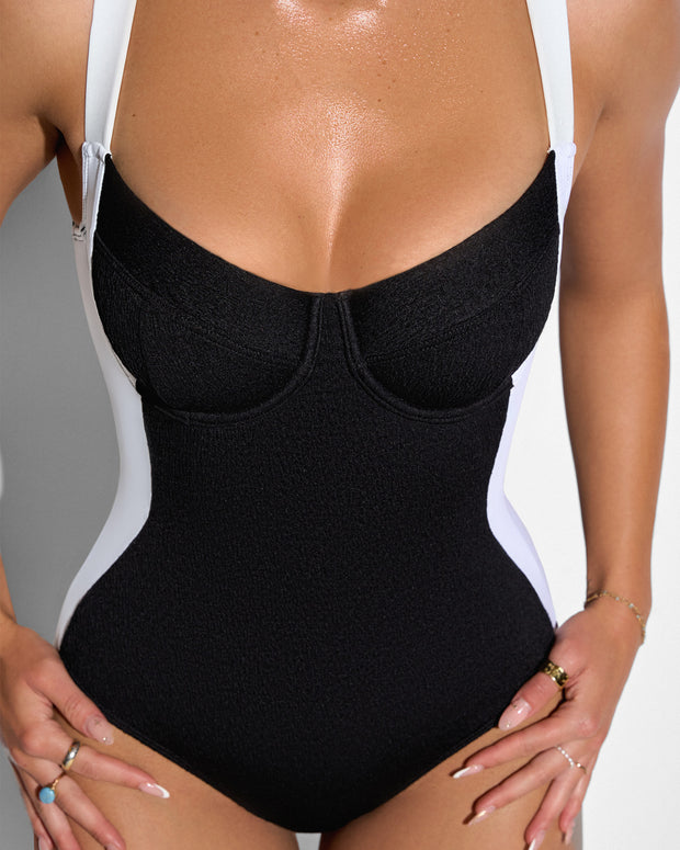 Close up front detail shot of Lifty - Contour Crinkle Black/White